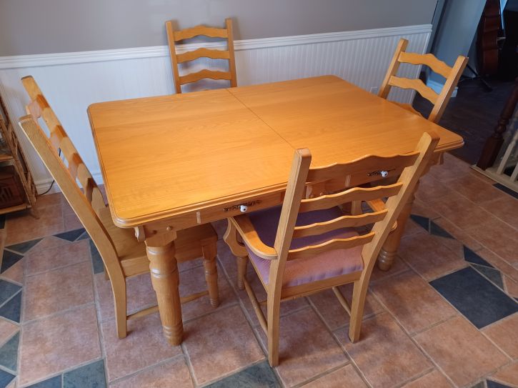 Table et six chaises de cuisine en chêne